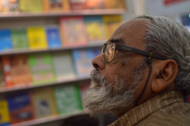 चेहरा या किताबें?